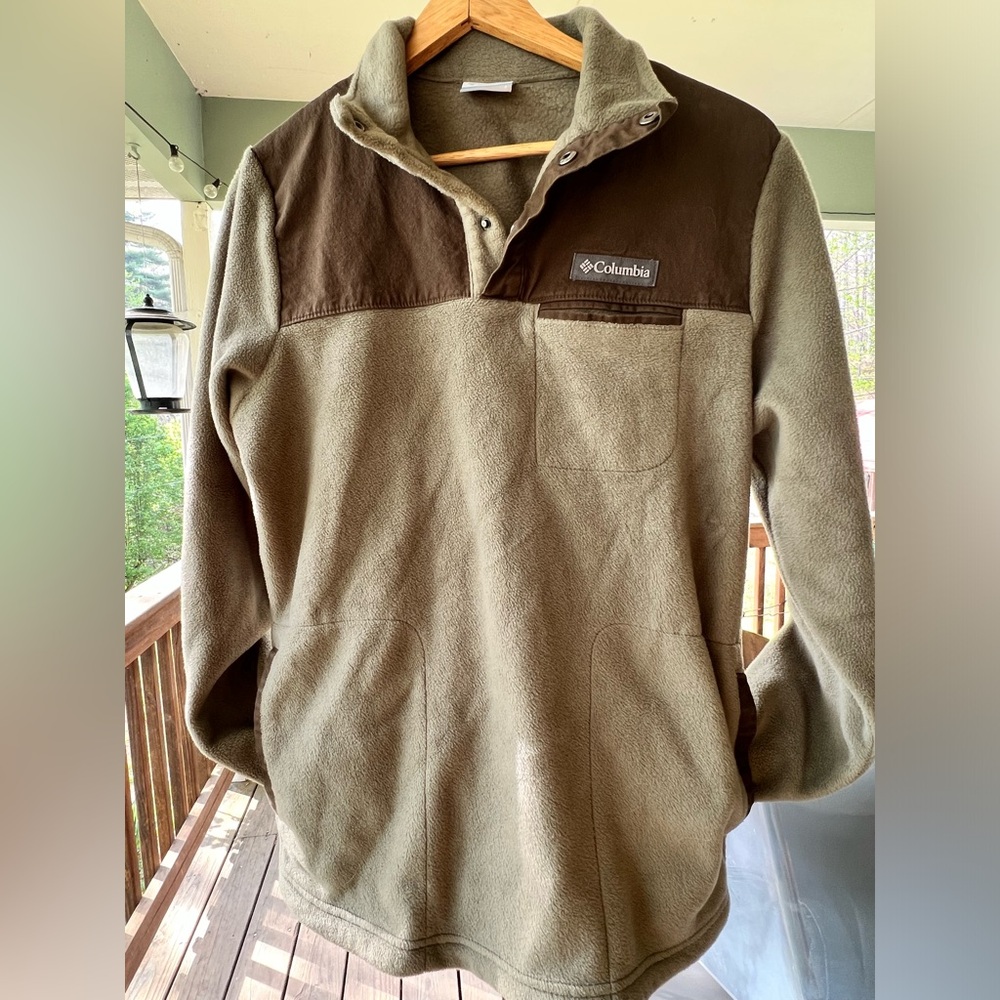 Men’s Columbia Fleece Pullover. 1/4 Snap with side pockets. Size small.